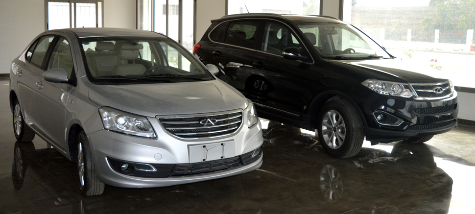 Dans le futur showroom de la marque, sont déjà exposées la Chery E3 (à g.) et la CheryTiggo 5. 