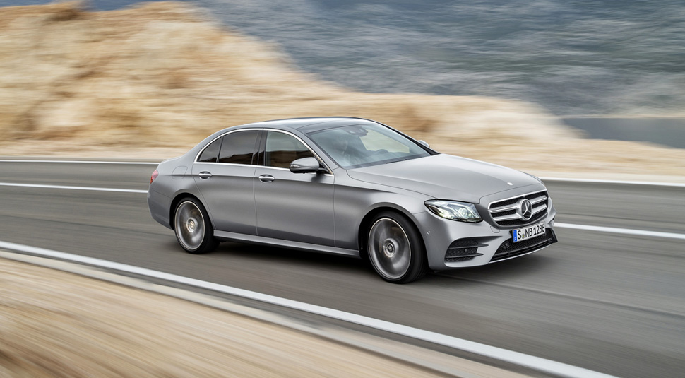 Dans la pure tradition de Mercedes-Benz, la nouvelle Classe E établit également des références en matière de sécurité passive. Le concept de protection PRE-SAFE offre désormais un système de surveillance complet. 