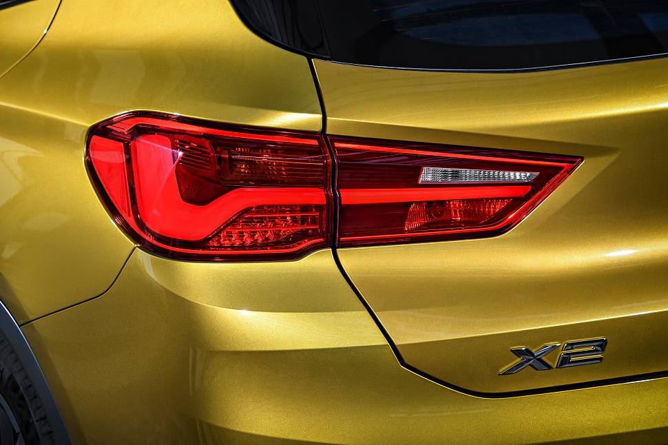 automobile-BMW-X2-feu-rouge