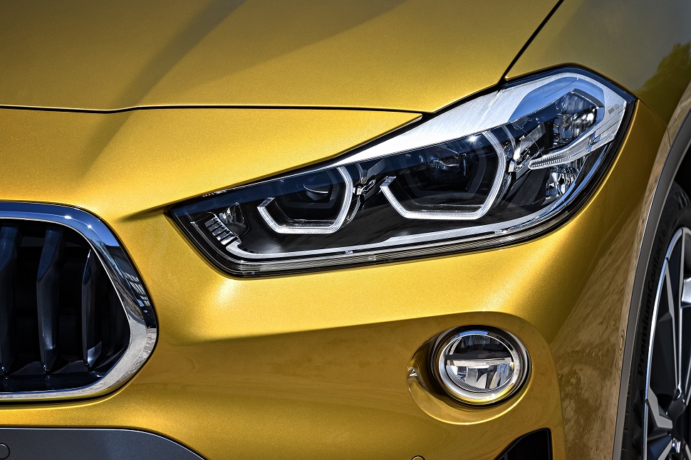 automobile-BMW-X2-phare