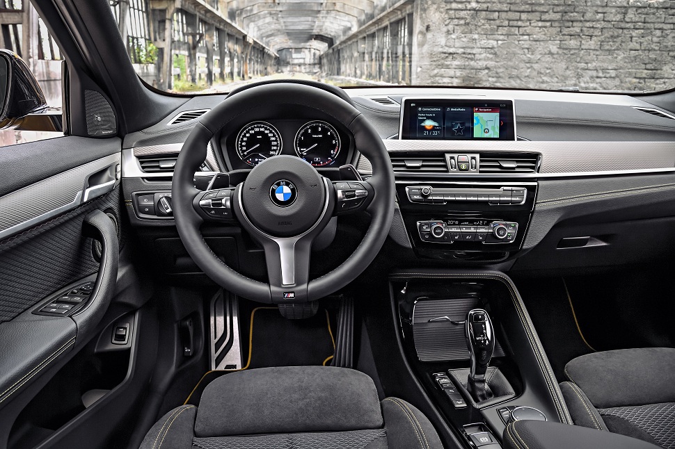 automobile-BMW-X2-tableau-bord