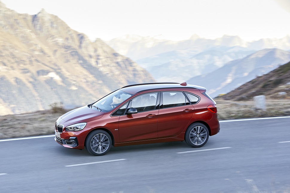 automobile-BMW-Tourer-rouge