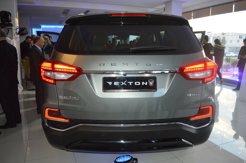 automobile_rexton_ssangyong-gris