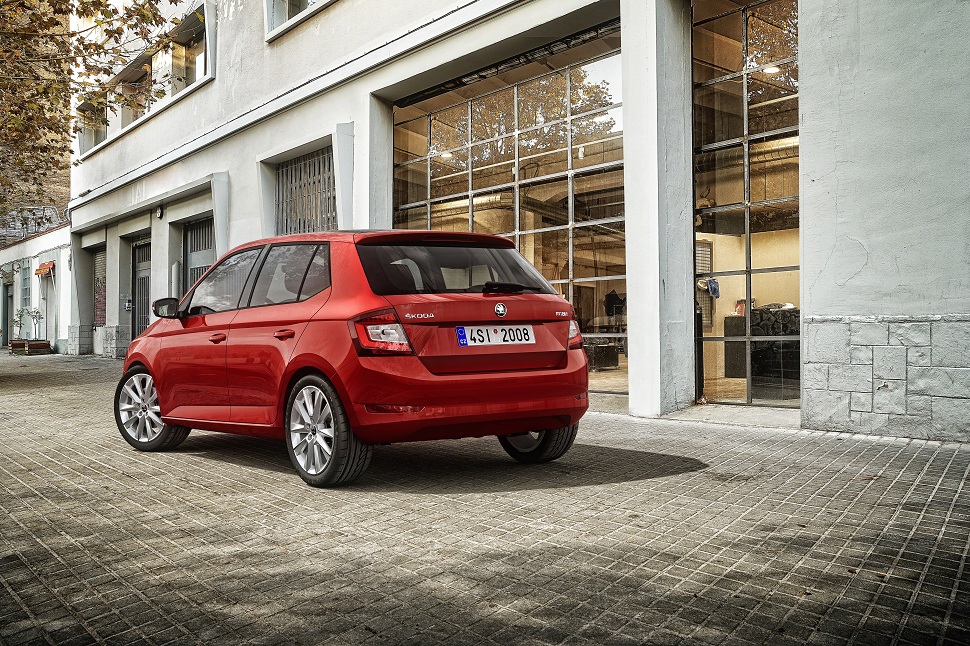 automobile-skoda-fabia-rouge