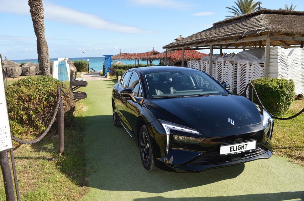 automobile-electrique-modele-elight-jmev